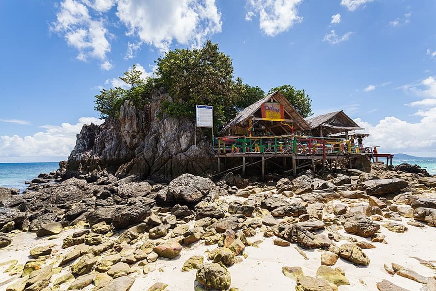Rocks and a small pavilion on the islet of Koh Khai Nok